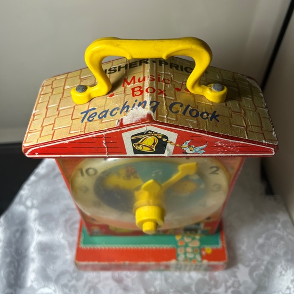 Vintage Fisher-Price schoolhouse clock, 1968 musical wind up child’s learning - Picture 3 of 5